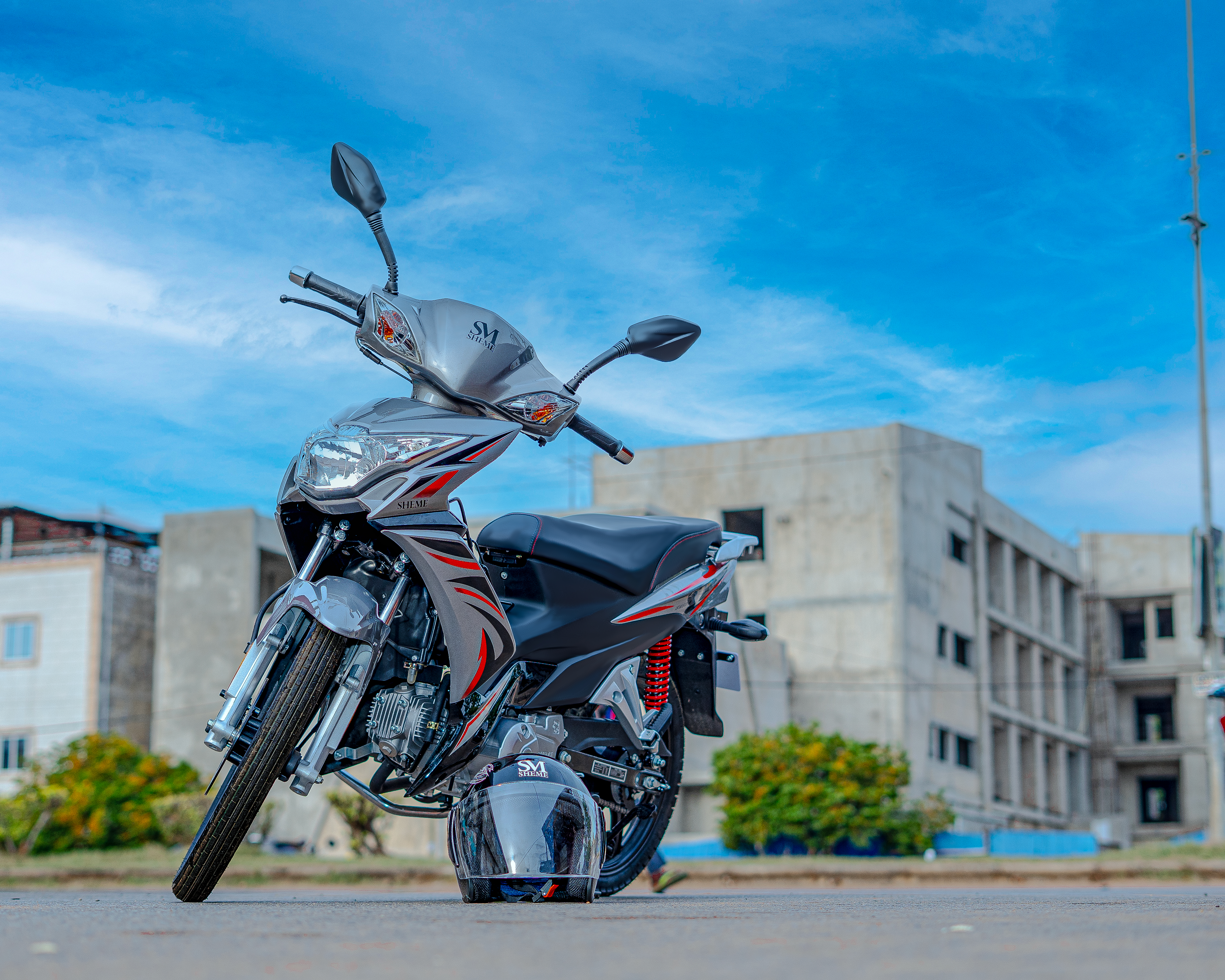 Moto SHEME devant Lomé
